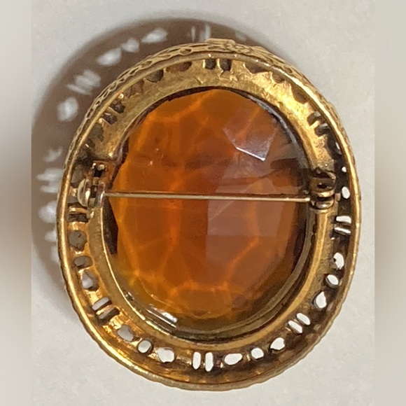 VINTAGE GOLD TONE FACETED TOPAZ COLOR BROOCH - UNSIGNED - Picture 5 of 9